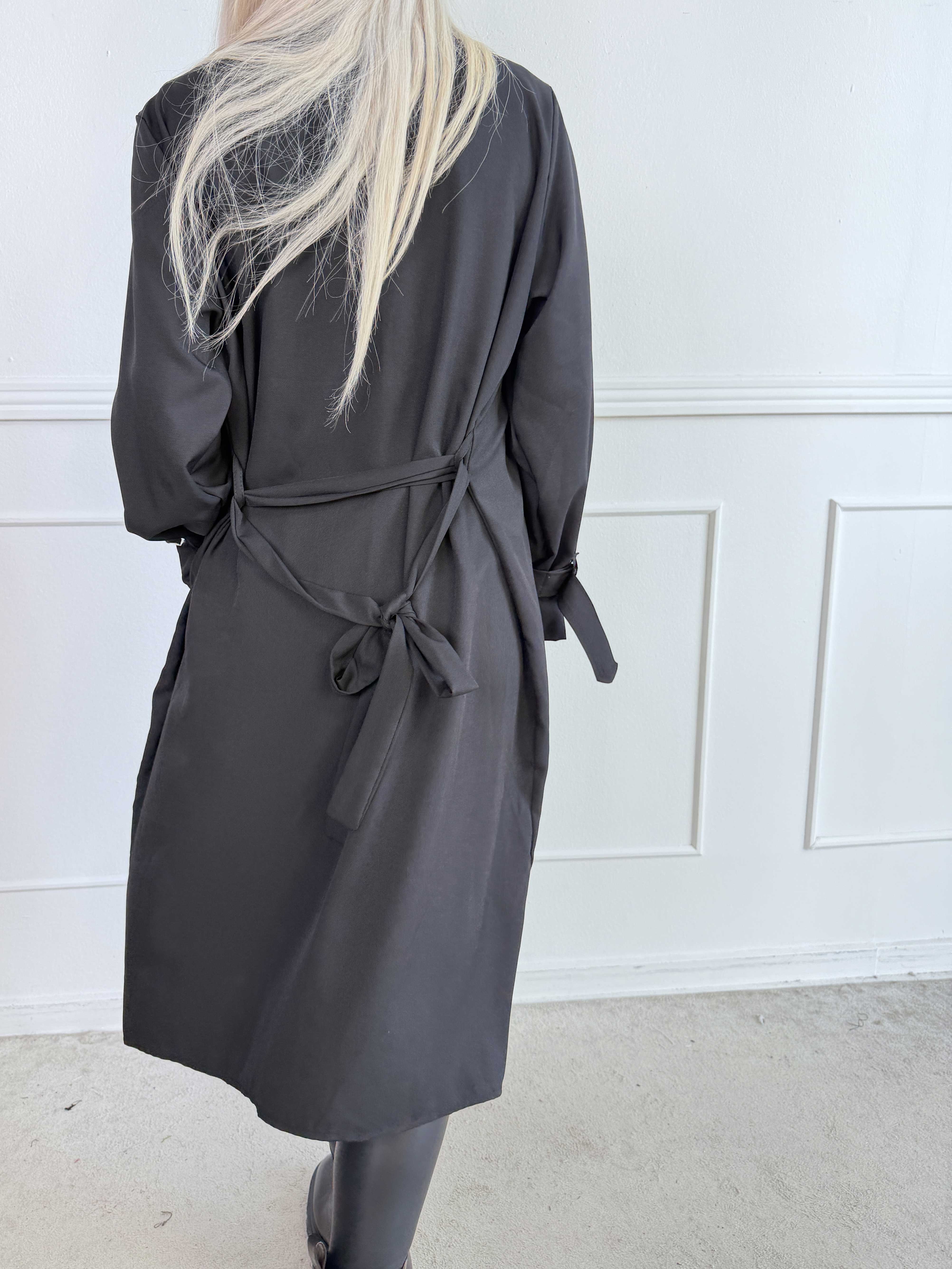 Sharpay 2.0 - Let plus size trenchcoat med bindebånd